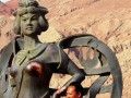 吐鲁番景区铜像被摸太多裸露失色