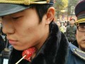 重庆城管劝离卖糖葫芦老太 遭竹签刺喉